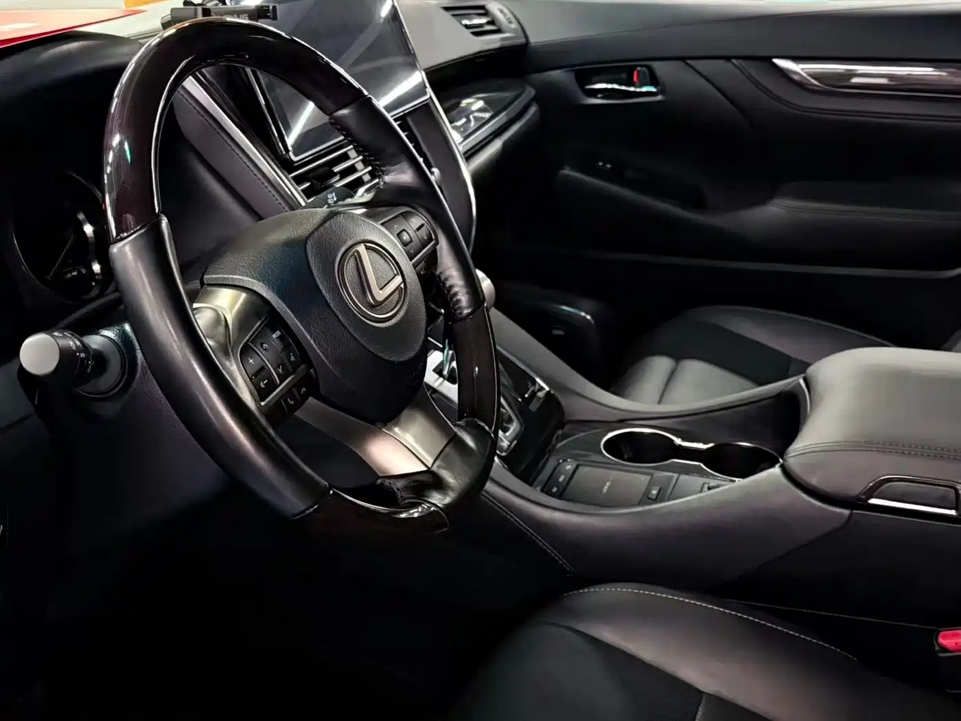 Lexus LM 2020 300h Seven-Seater Elegance Edition фото 9