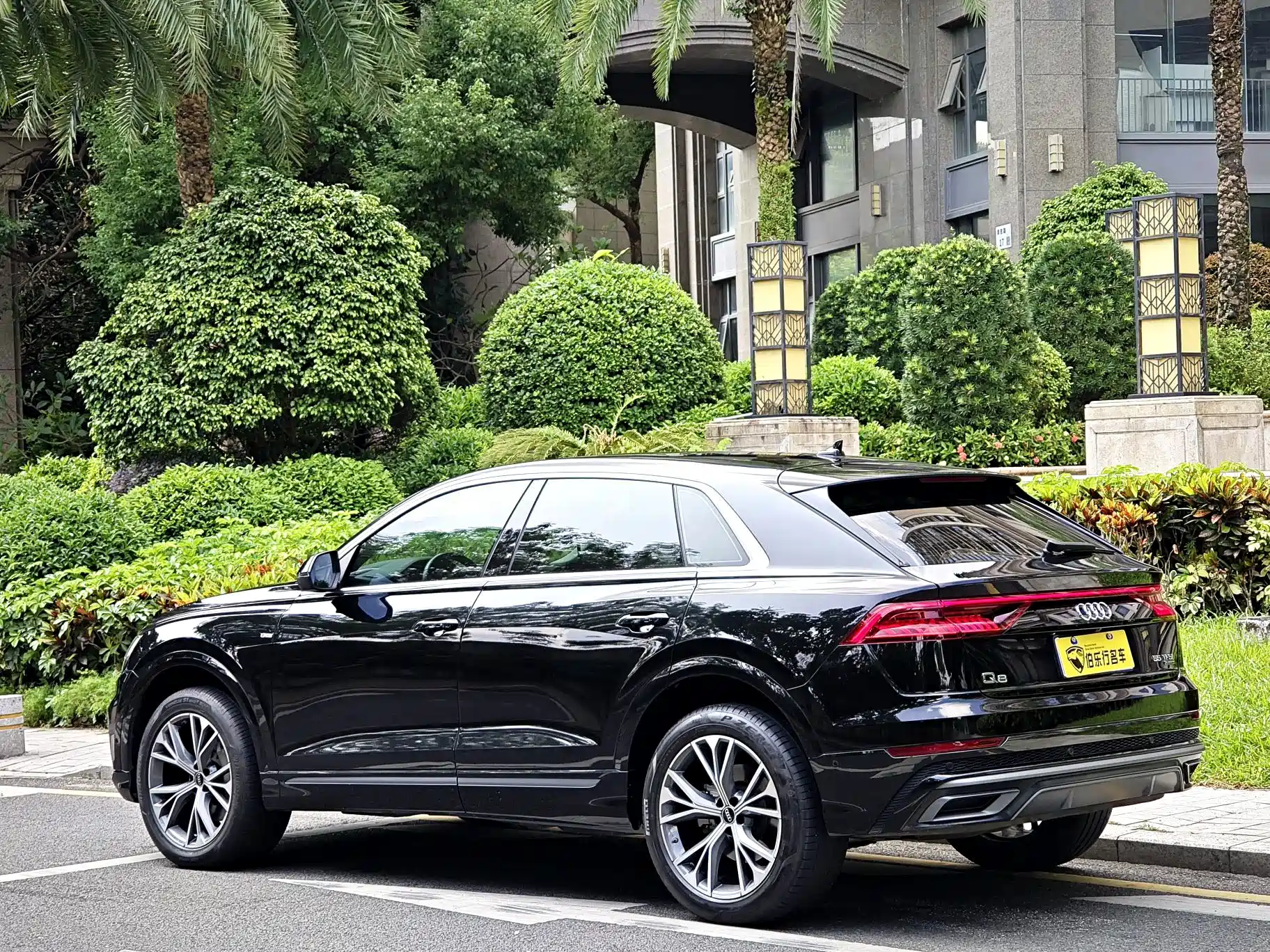 Фото 29 - Audi Q8