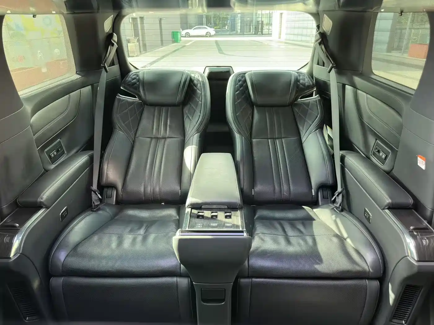 Lexus LM 2020 300h 4-Seat Imperial Edition фото 26