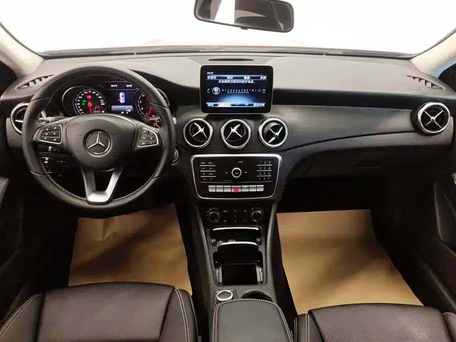 Mercedes-Benz GLA 2018 GLA 200 Dynamic фото 12