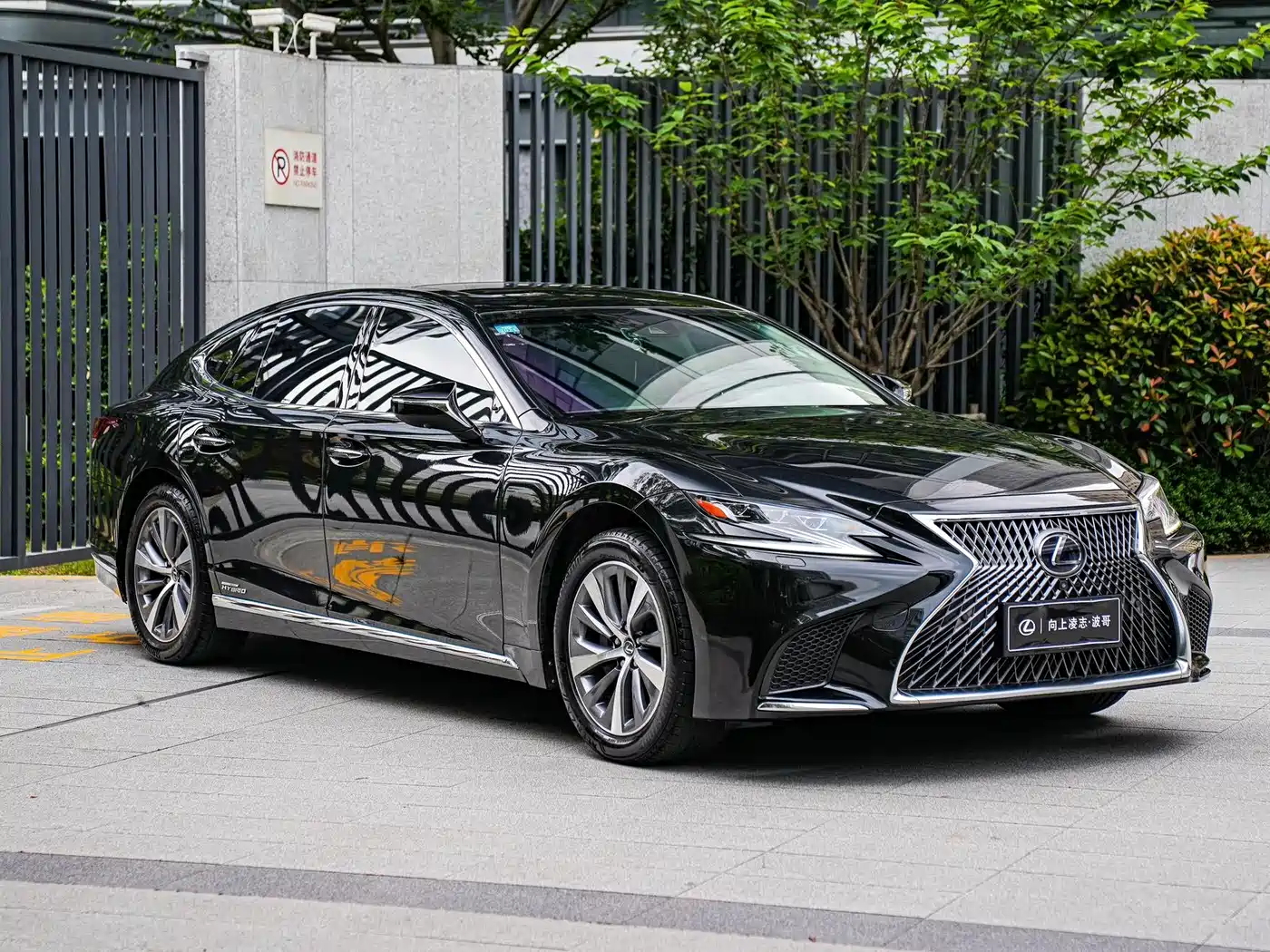 Lexus LS 2018 500h Excellence Edition China V фото 3
