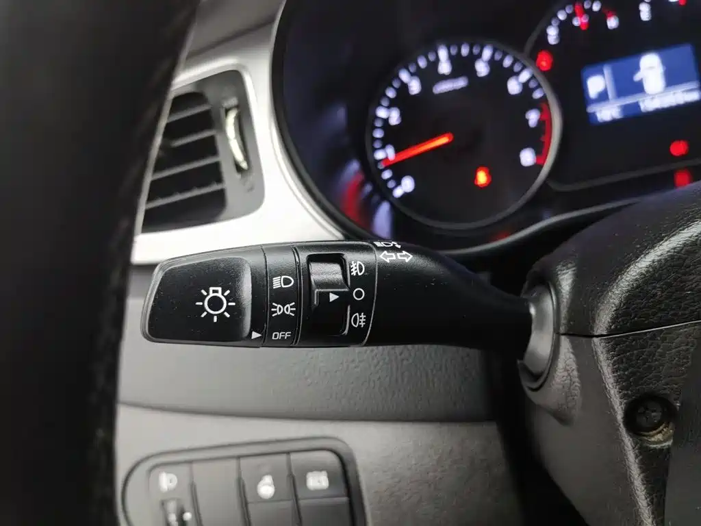 Kia Carens 2013 2.0L 7-Seat Auto Standard China IV фото 21