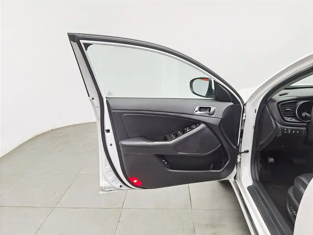 Kia K5 2015 2.0L Automatic LUX фото 8