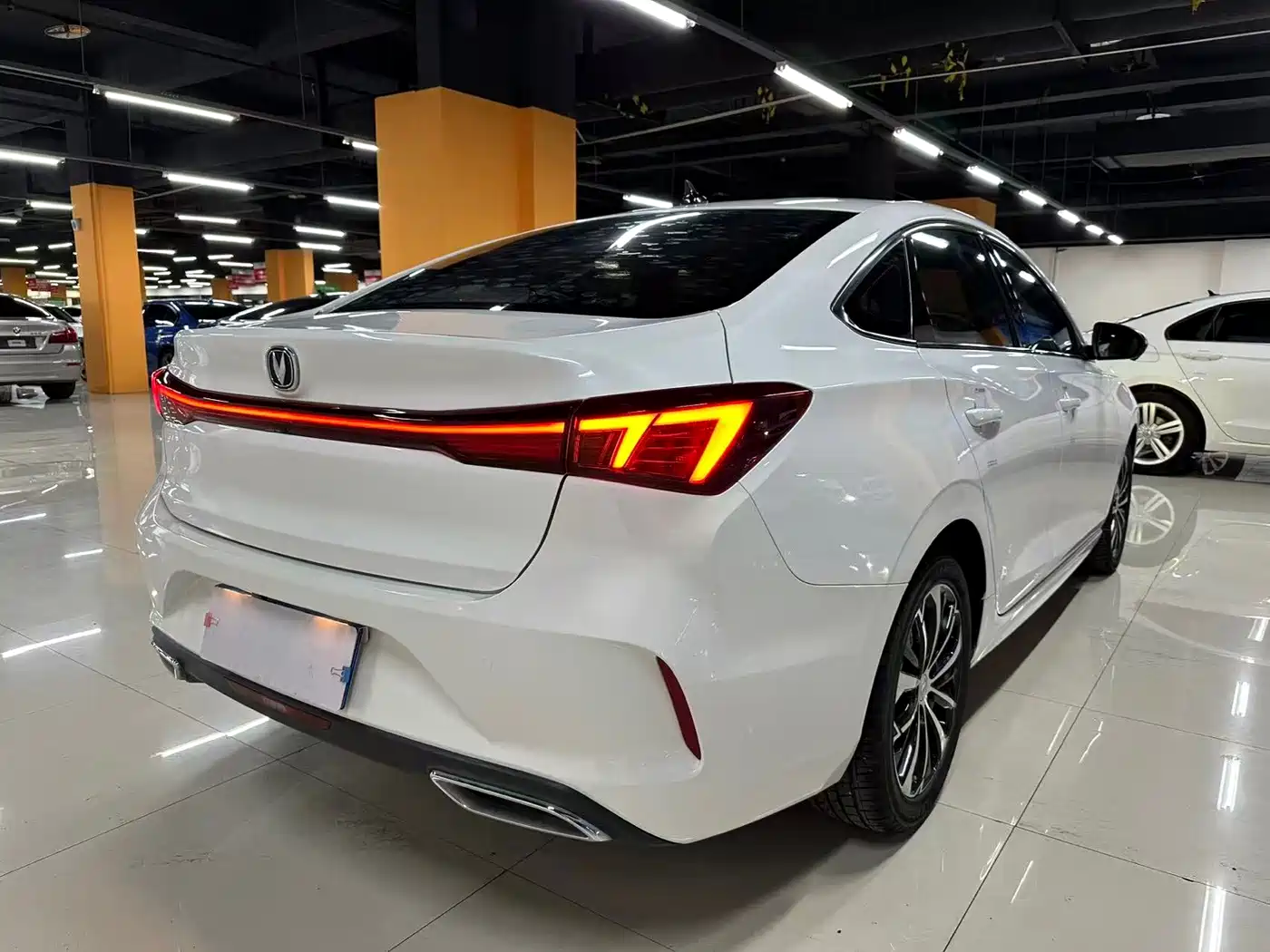 Фото 16 - Changan Eado