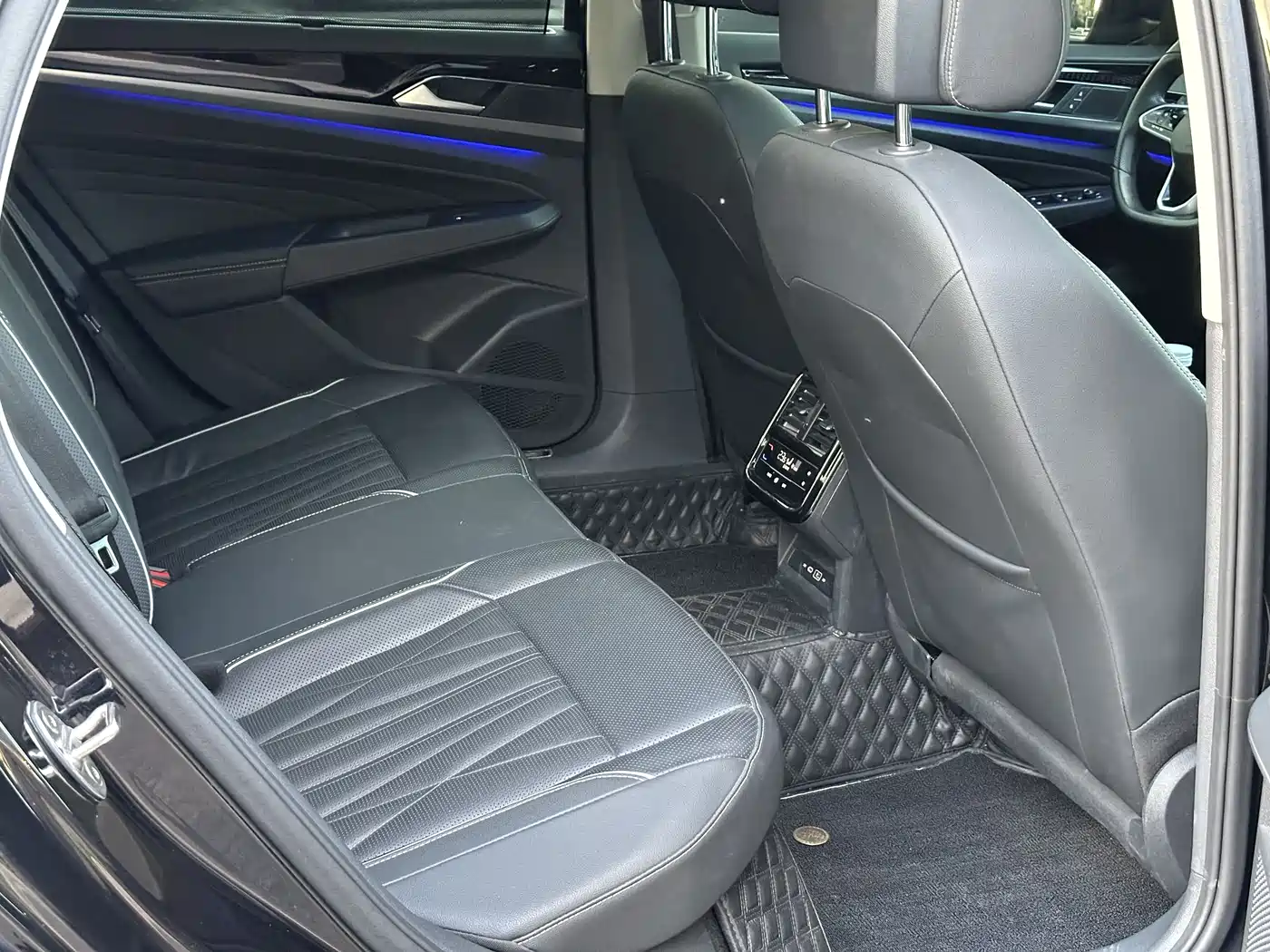 Volkswagen Passat 2023 330TSI Luxury Edition фото 14