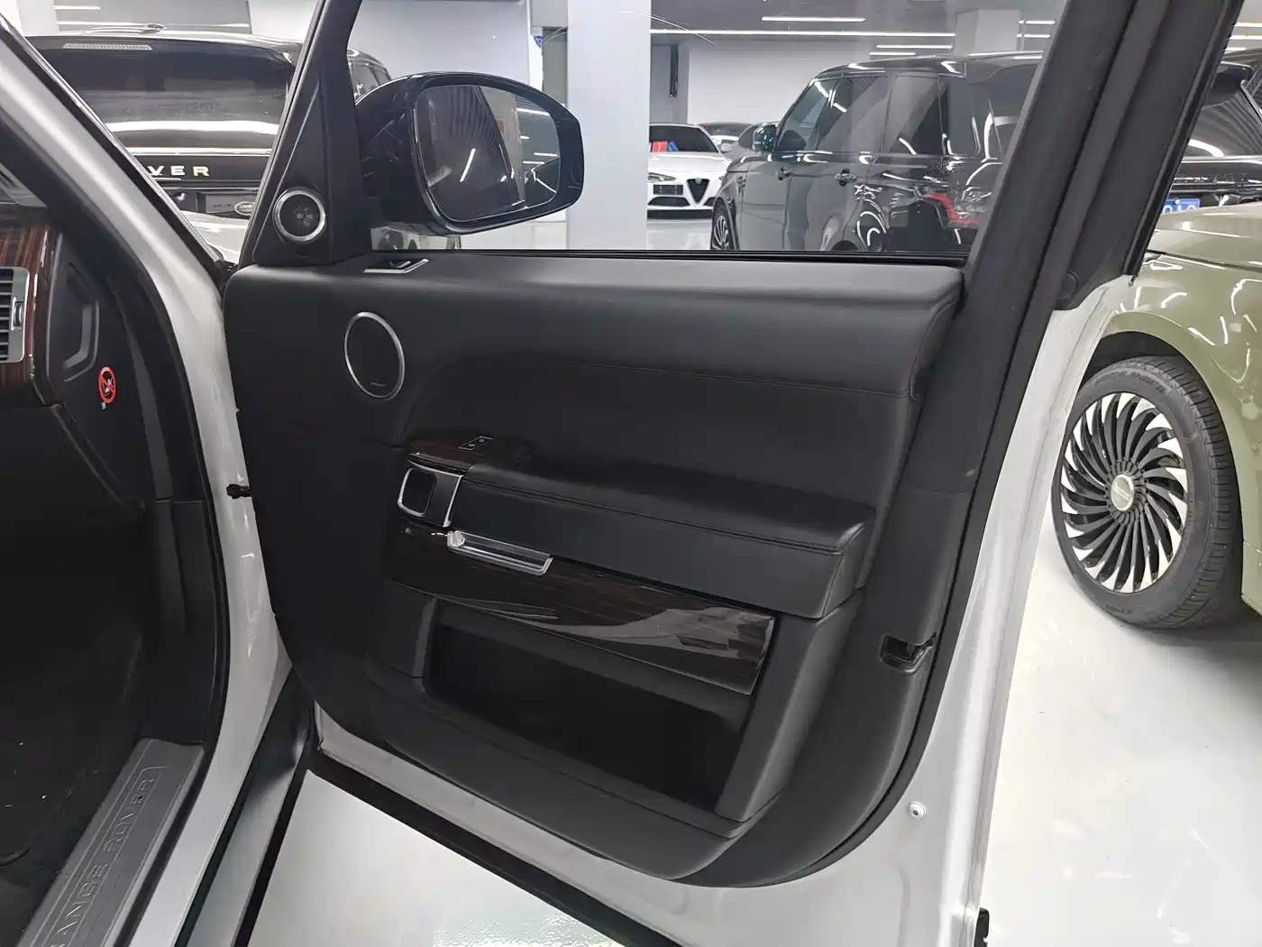 Land Rover Range Rover 2017 3.0 SC V6 Golden Age Edition фото 7
