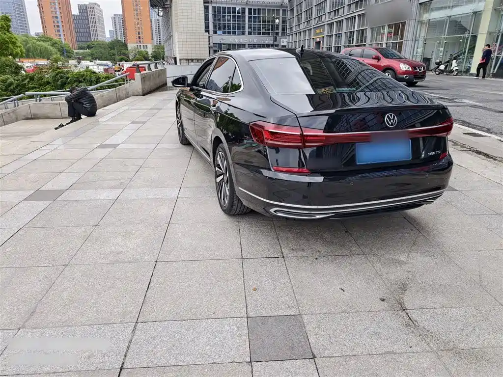 Volkswagen Passat 2024 380TSI Luxury фото 10