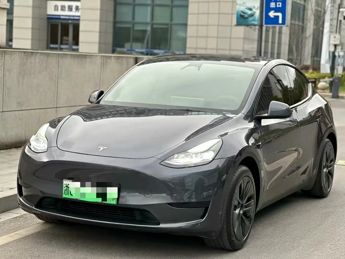 TESLA MODEL Y