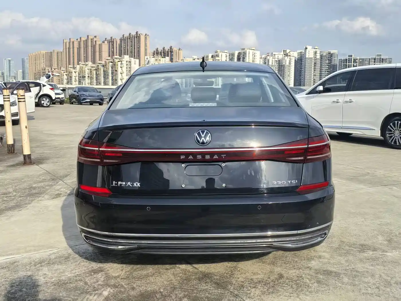 Volkswagen Passat 2023 330TSI Starlight Luxury Edition фото 16