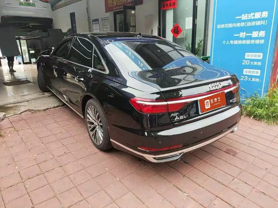 Photo 4 - Audi A8