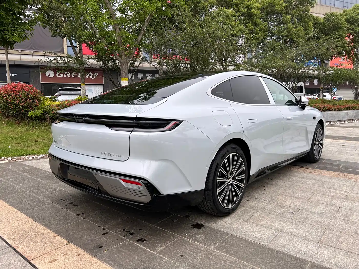 Geely Galaxy Galaxy Xingyao 8 2025 Model 130km EM-i Flagship Edition фото 8