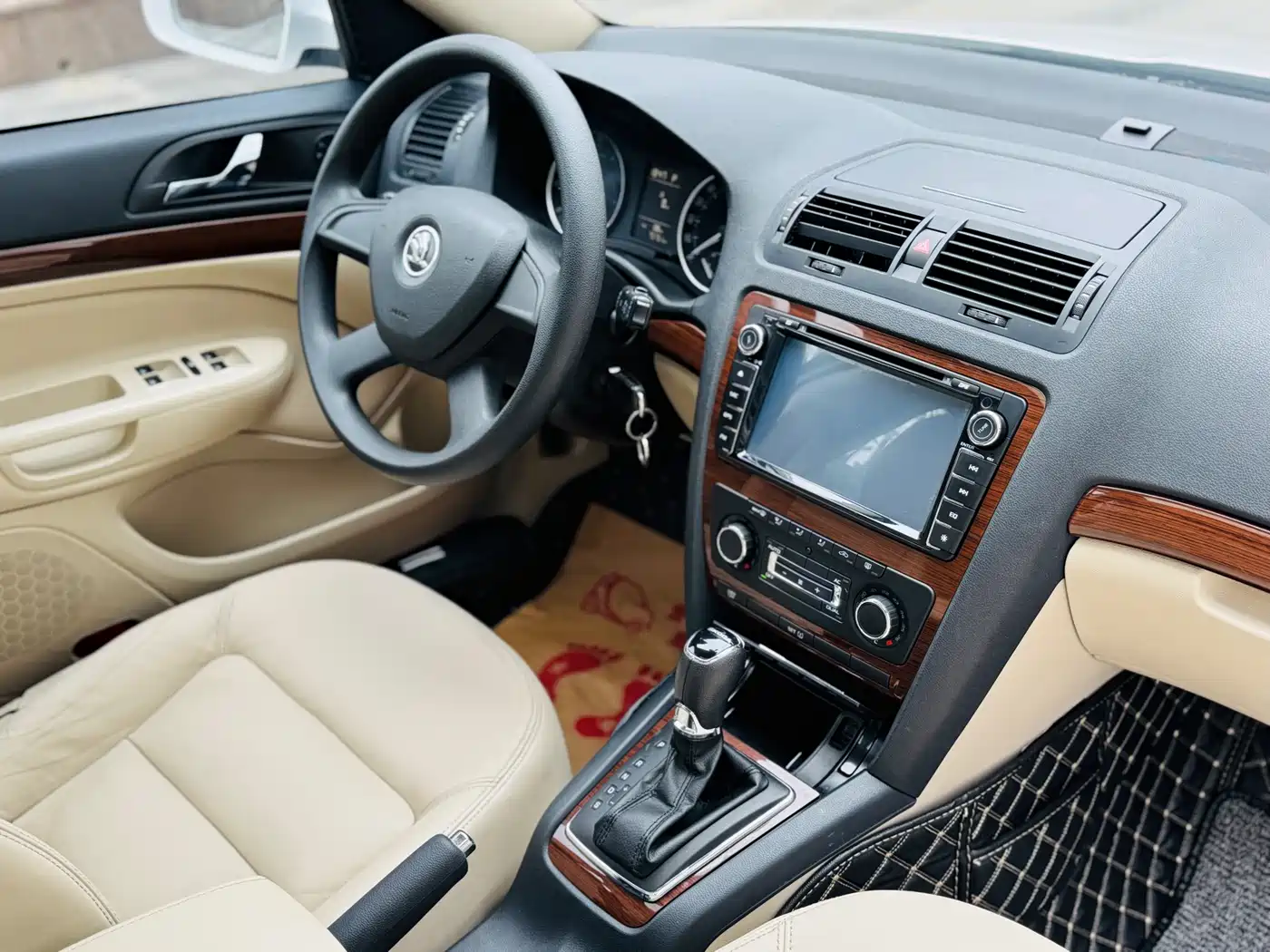 Škoda Octavia 2014 1.6L Auto Yijun Edition фото 9