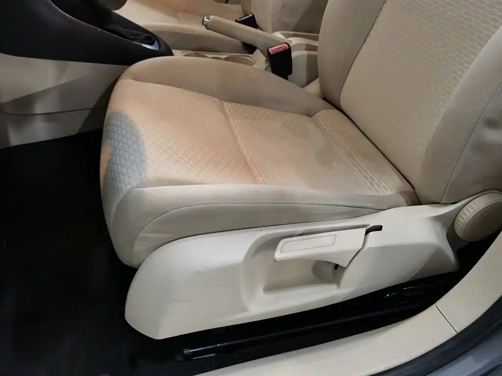 Volkswagen Golf 2011 Model 1.6 Automatic Fashion фото 20