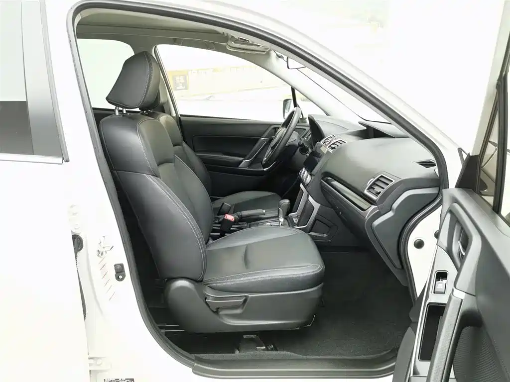 Subaru Forester 2016 2.0i Luxury Navigation Edition фото 23