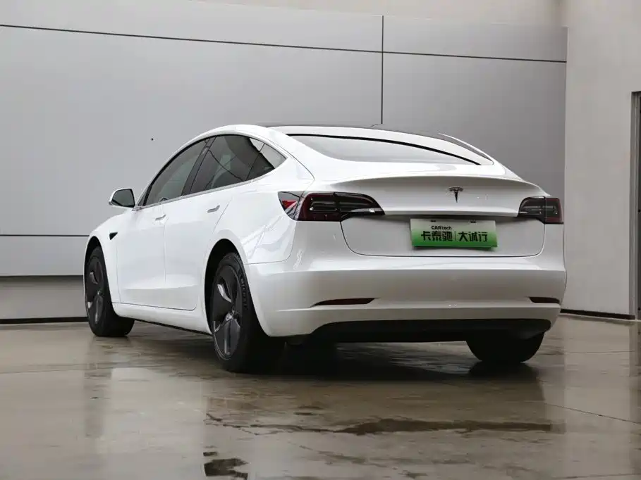 Фото 31 - Tesla Model 3