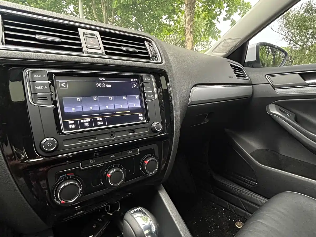Volkswagen Sagitar 2018 280TSI DSG Spark Edition фото 16