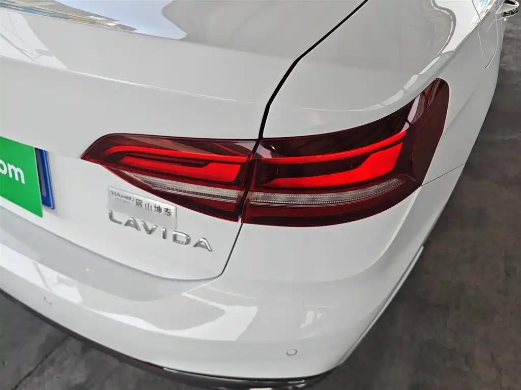 Volkswagen Lavida 2023 1.5L Auto Luxury Edition фото 8