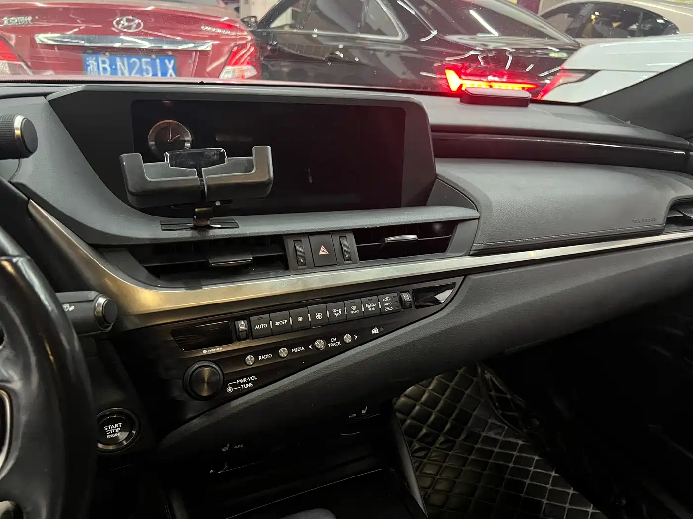 Lexus ES 2020 200 Excellence фото 6