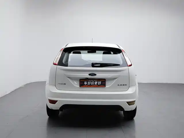 Ford Focus 2013 Hatchback Classic 1.8L Manual Base — фото 4