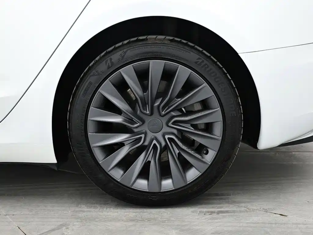 Tesla Model 3 2026 2025 Model Year Facelift Rear-Wheel Drive