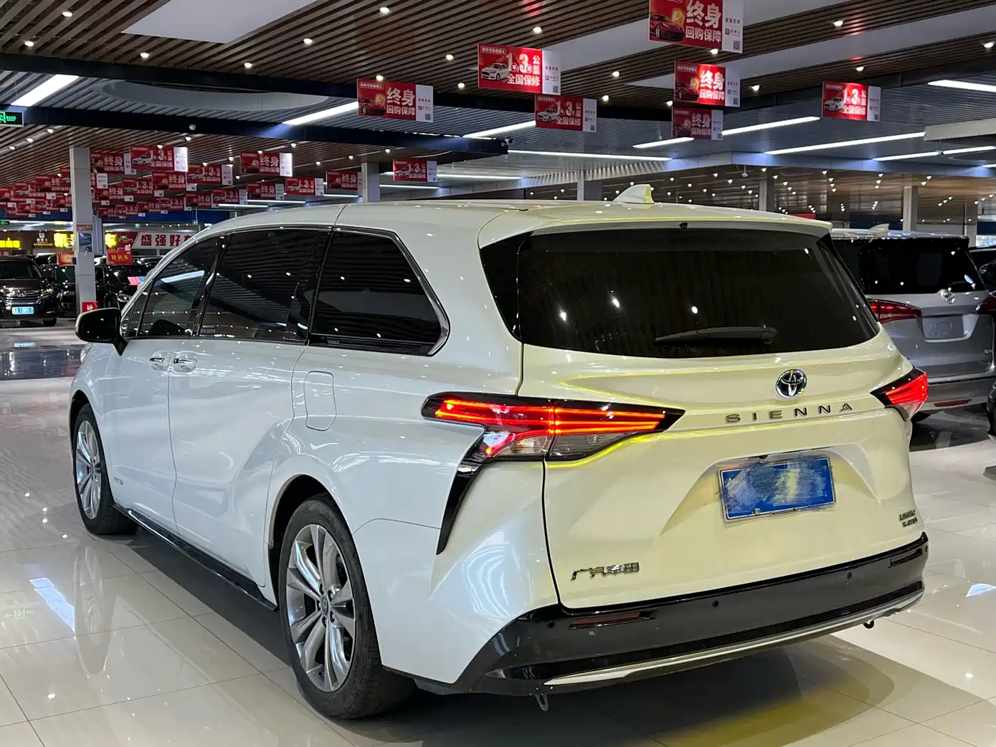 Toyota Sienna 2023 2.5L Hybrid Premium Edition фото 6