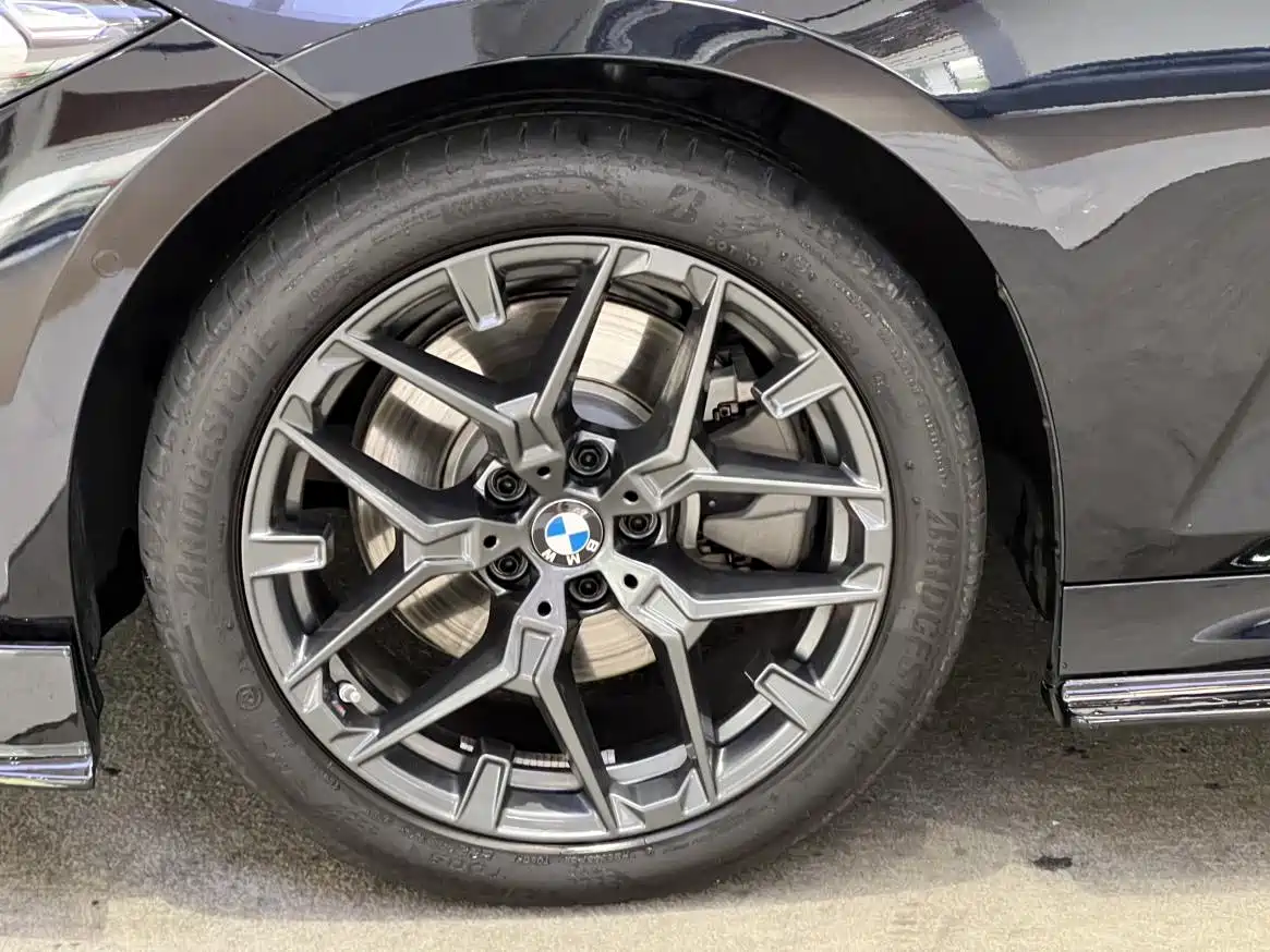 BMW 3 Series 2026 330Li Excellence M Sport Shadowline Package фото 12
