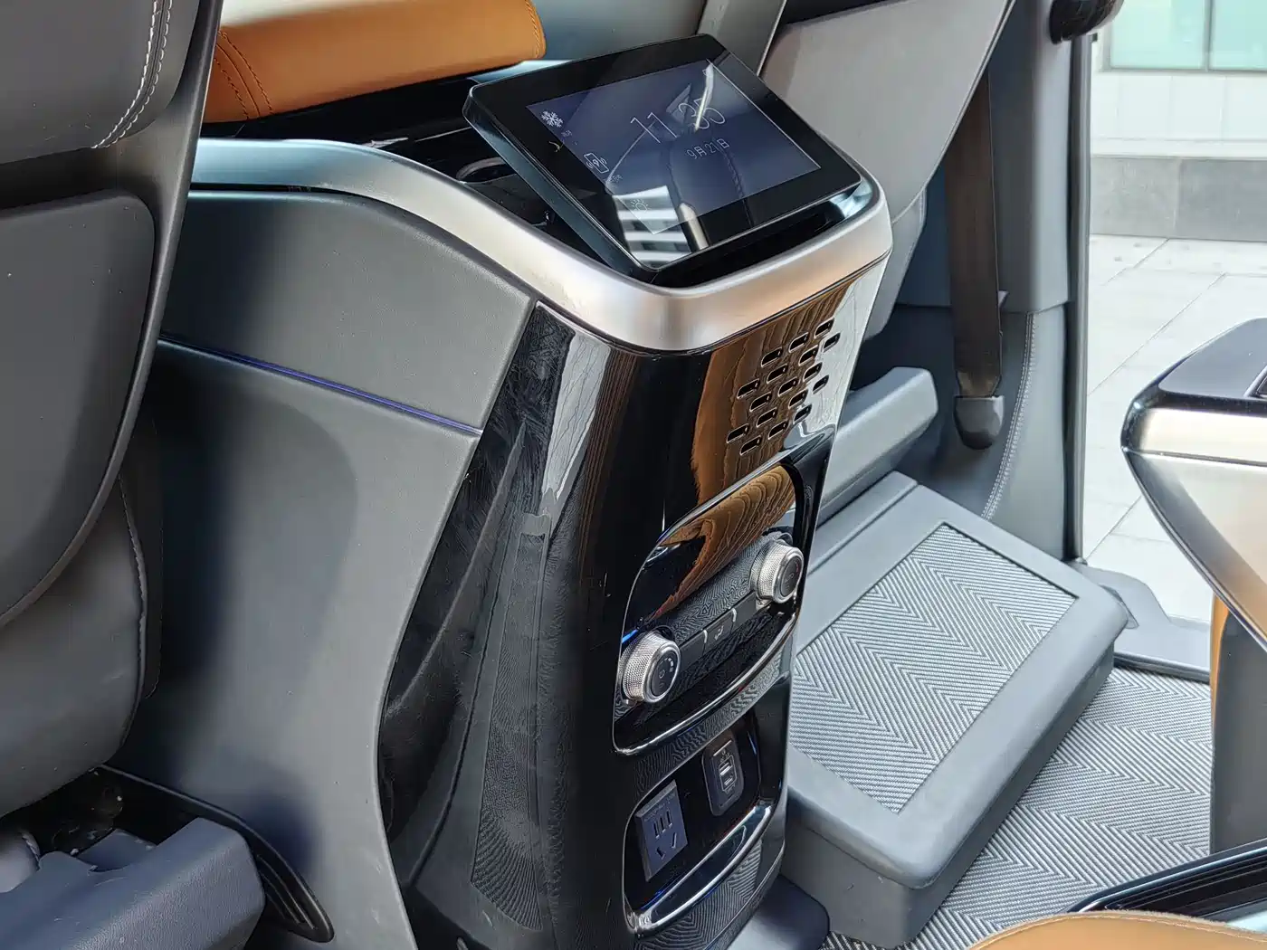Ford Tourneo 2024 Model 2.0T Auto Supreme Plus Edition фото 16