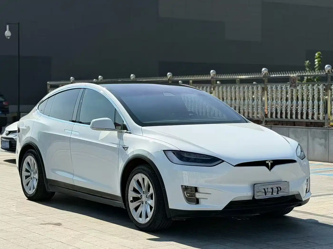 TESLA MODEL X
