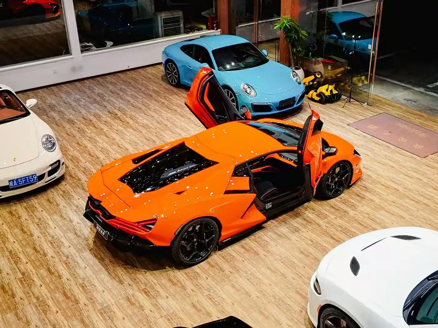 LAMBORGHINI REVUELTO