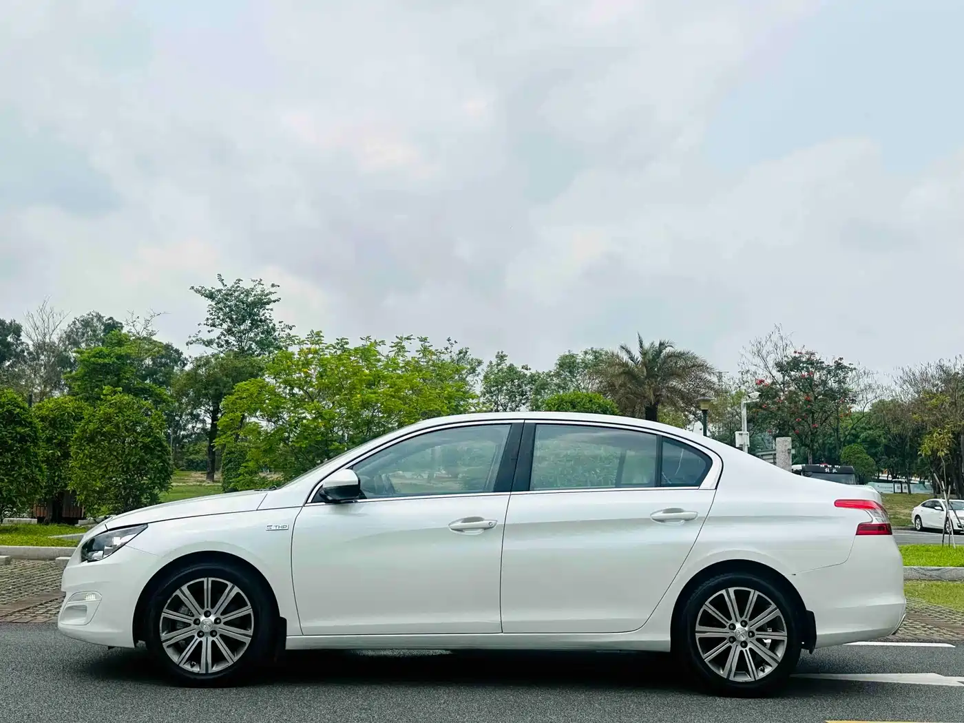 Peugeot 408 2016 1.6T Automatic Luxury Edition фото 8