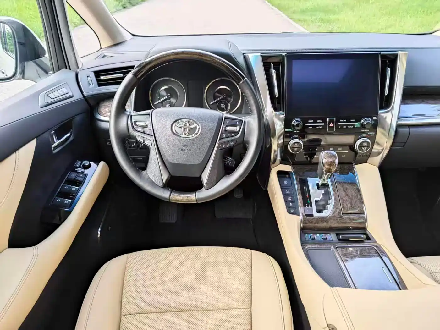 Toyota Vellfire 2020 Twin Engine 2.5L HV Premium Edition фото 8