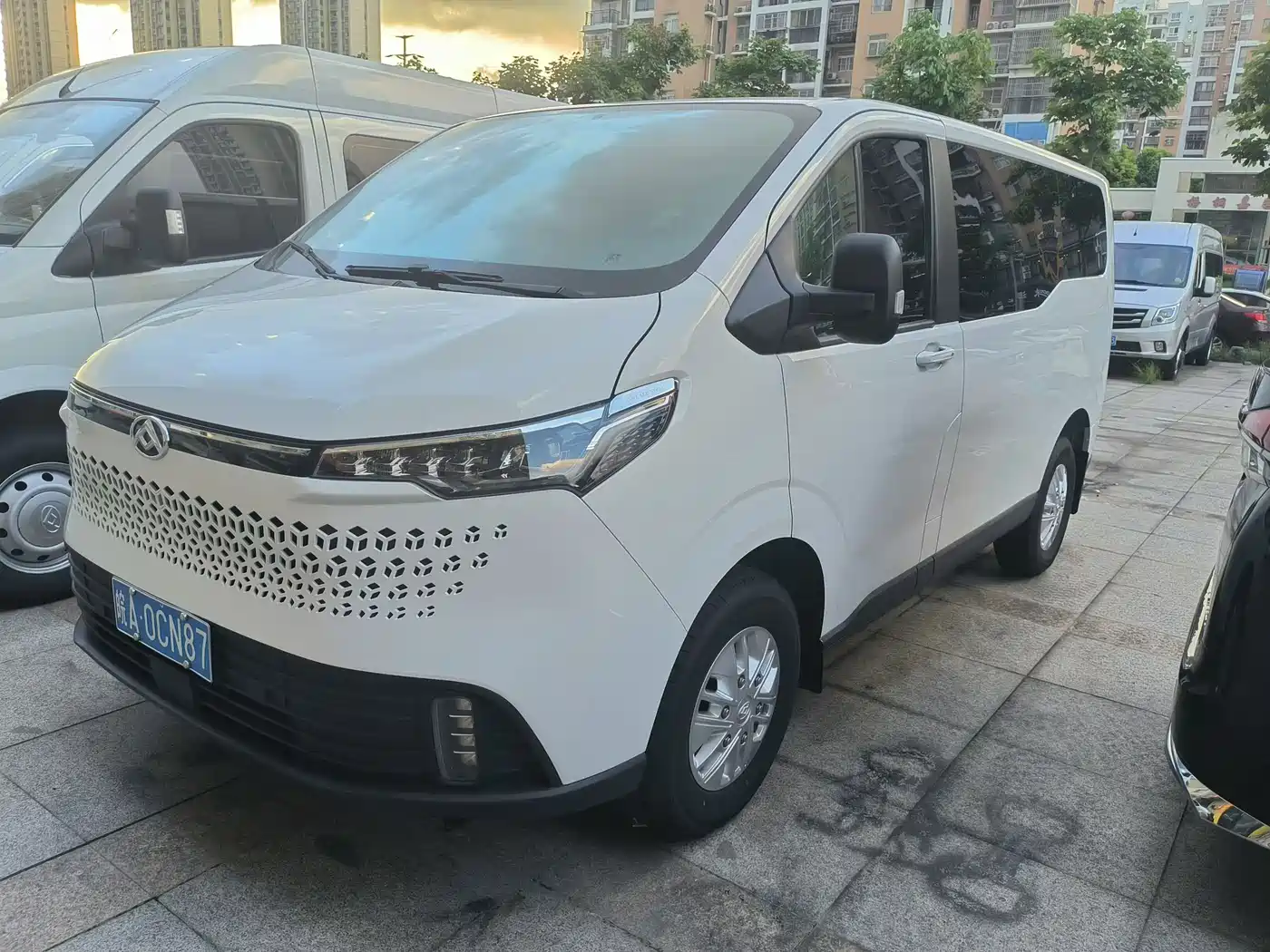 SAIC Maxus Xintu V70 2024 2023 Model 2.0T Elite Manual Short Wheelbase Low Roof 5/6 Seats (150Ps)