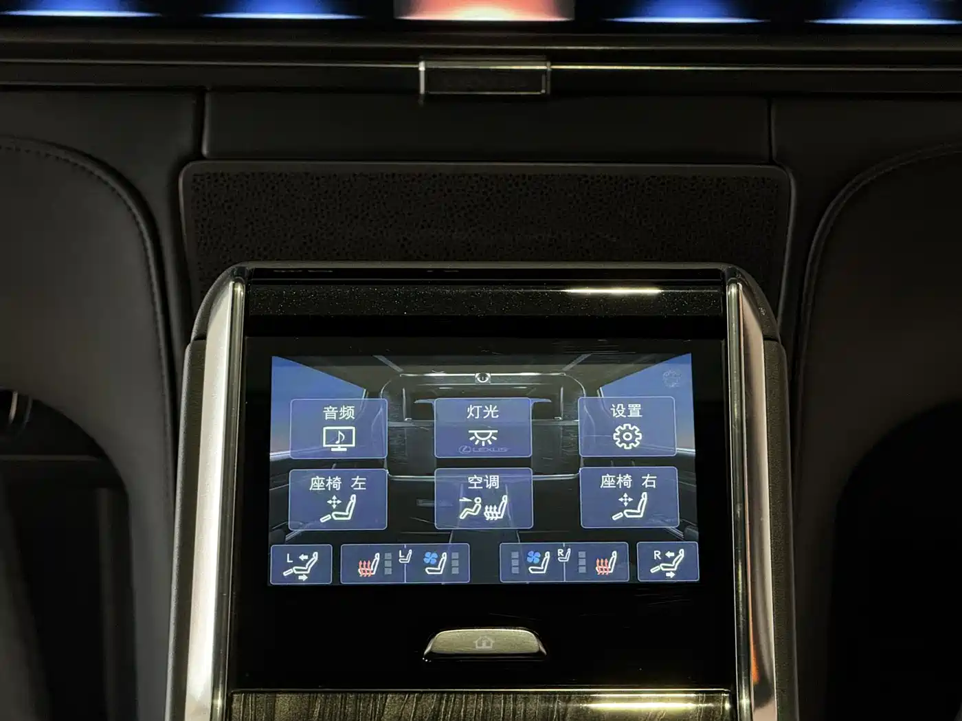 Lexus LM 2020 300h 4-Seat Imperial Edition фото 11