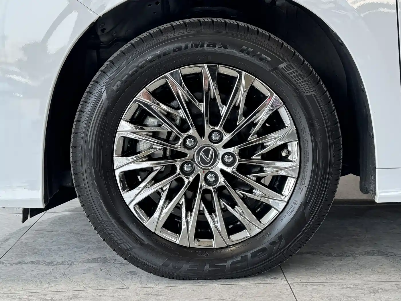 Lexus LM 2020 300h 4-Seat Imperial Edition фото 5