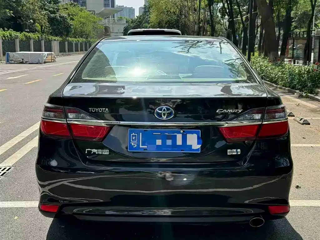Toyota Camry 2016 Hybrid 2.5HG 10th Anniversary Luxury Navigation Edition фото 5