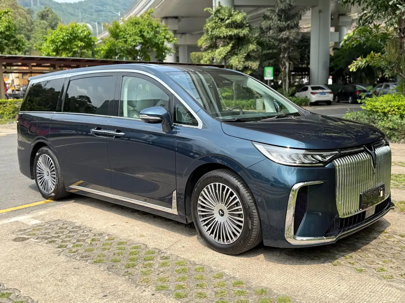 Voyah Auto Voyah Dreamer 2025 PHEV AWD Flagship Kunpeng Edition фото 3