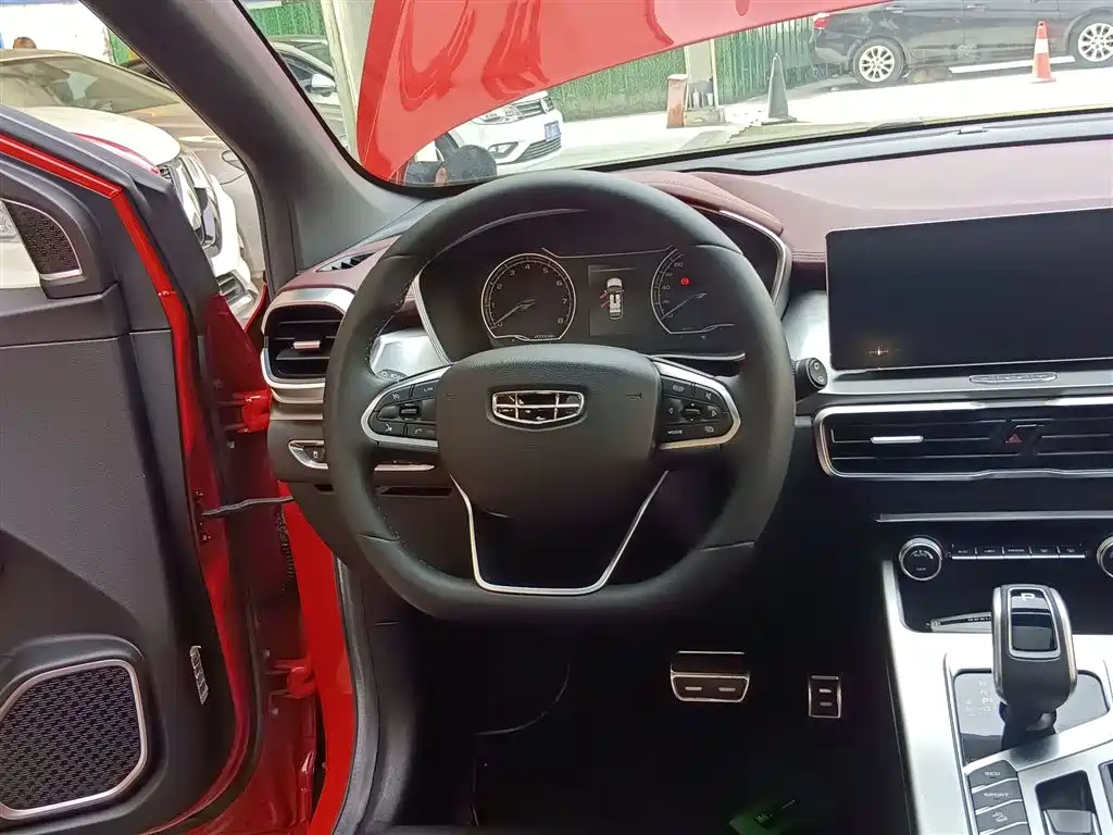 Фото 3 - Geely Coolray