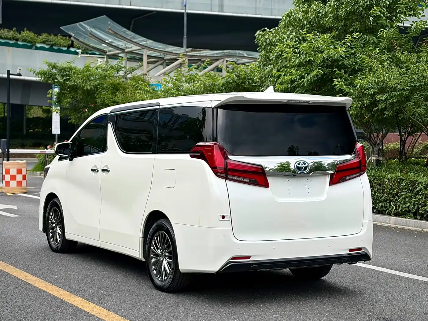 Toyota Alphard 2021 Hybrid 2.5L Premium фото 6