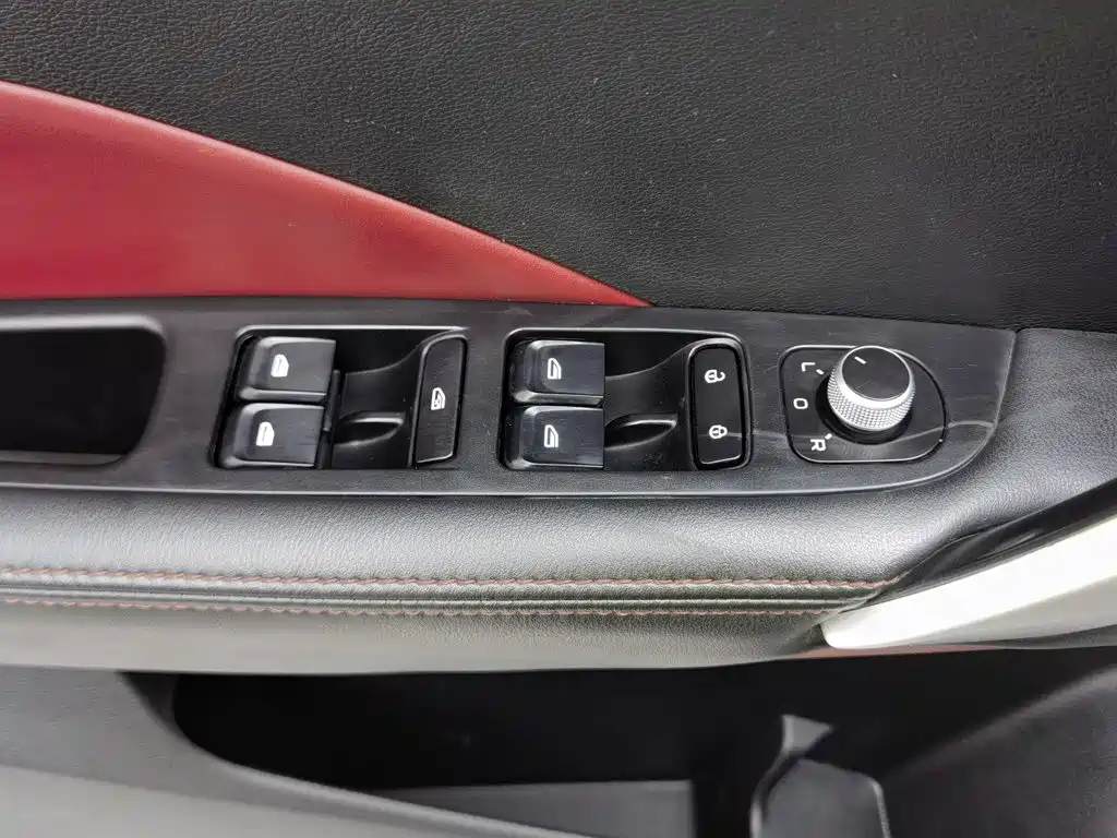 Фото 9 - Geely Binyue
