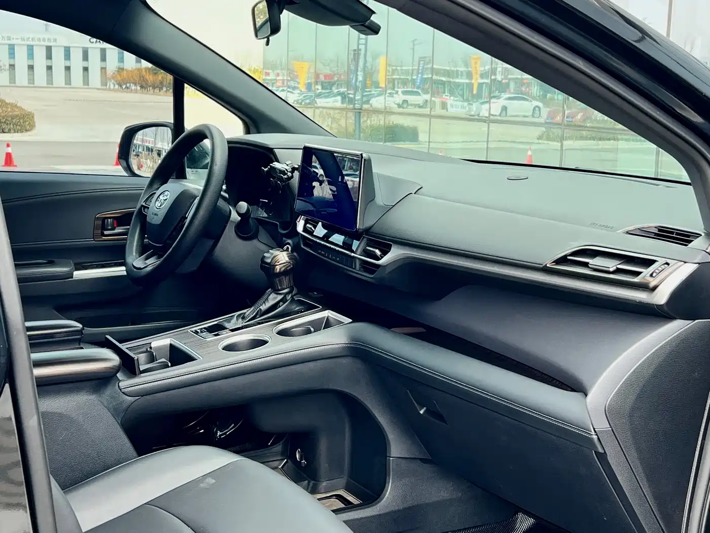 Toyota Granvia 2024 2.5L Hybrid Luxury фото 9