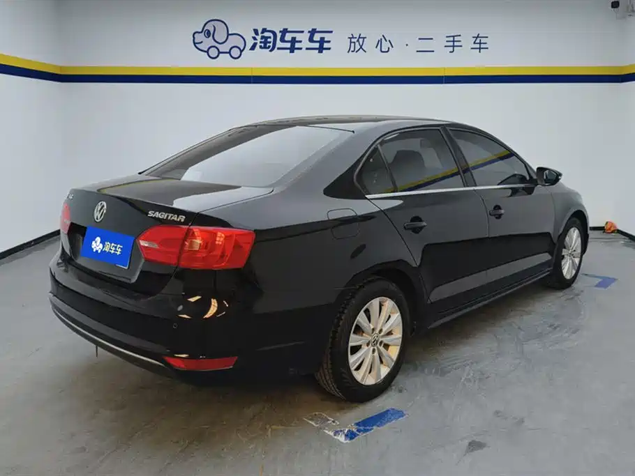 Volkswagen Sagitar 2014 Facelift 1.6L Manual Leading Version фото 3