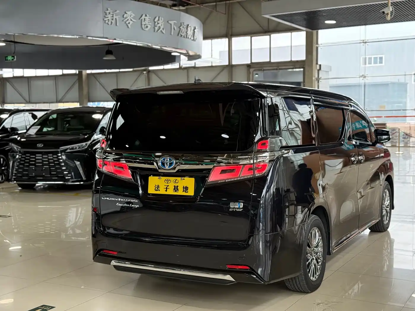 Toyota Vellfire 2021 Crown Hybrid 2.5L HV Supreme Edition фото 21