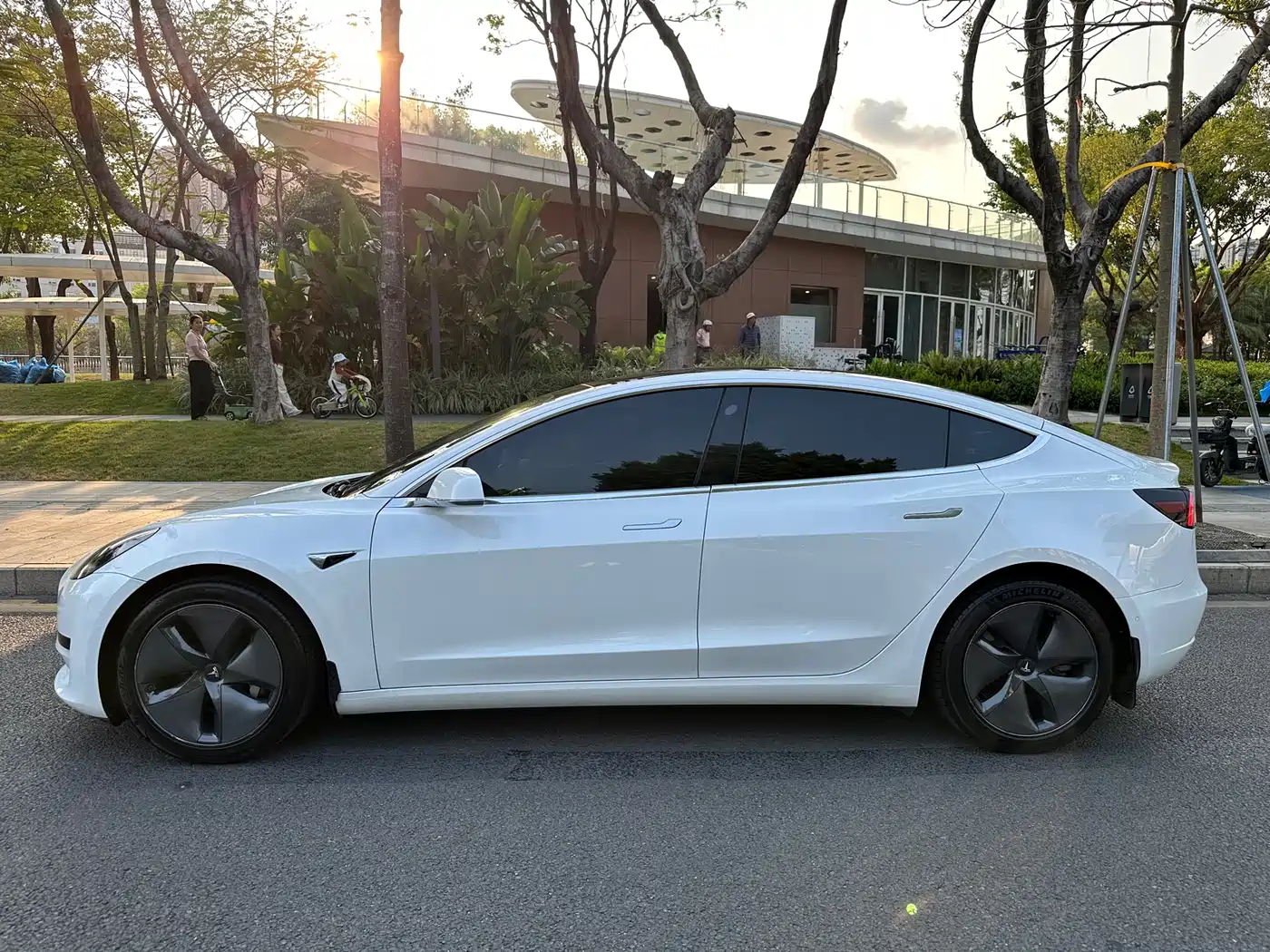 TESLA MODEL 3