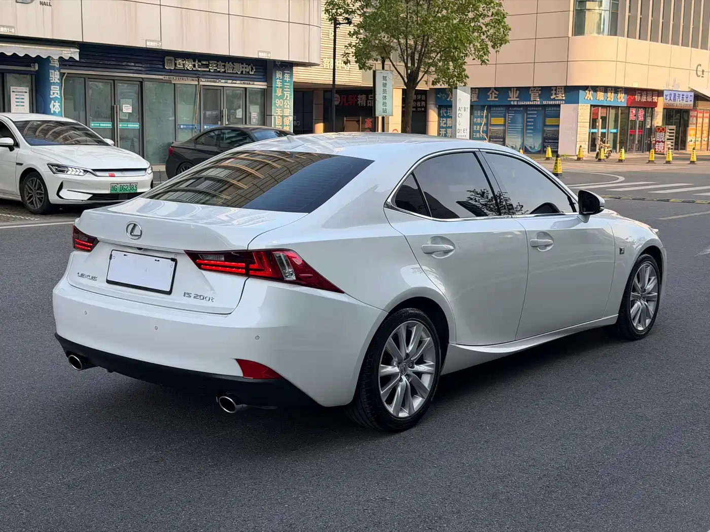 Photo 5 - Lexus IS