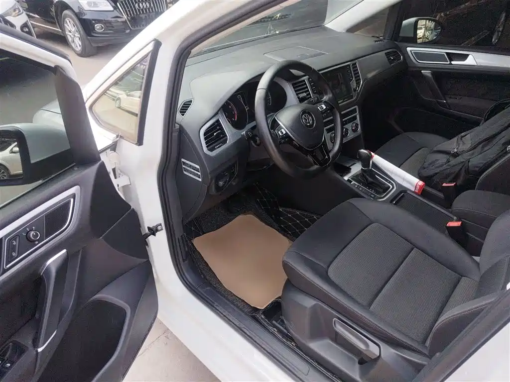 Volkswagen Golf Sportsvan 2016 230TSI Automatic Progressive фото 16