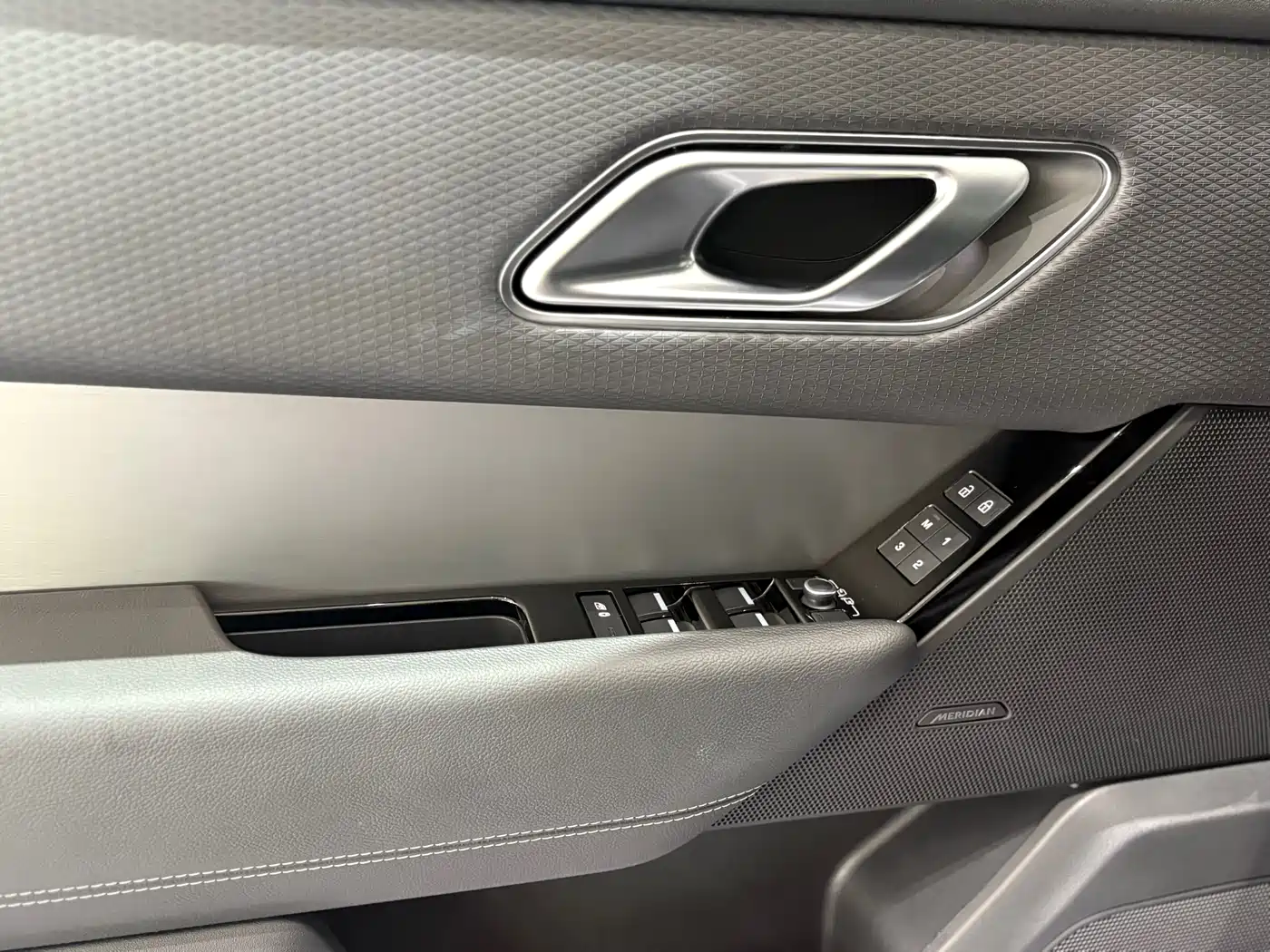 Land Rover Range Rover Velar 2021 P250 Gloss Black Collector's Edition фото 19