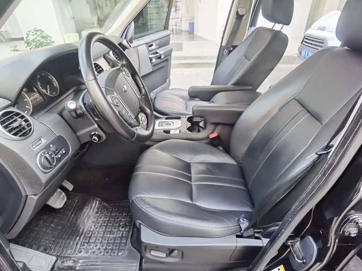 Land Rover Discovery 2016 3.0 SC V6 HSE фото 8