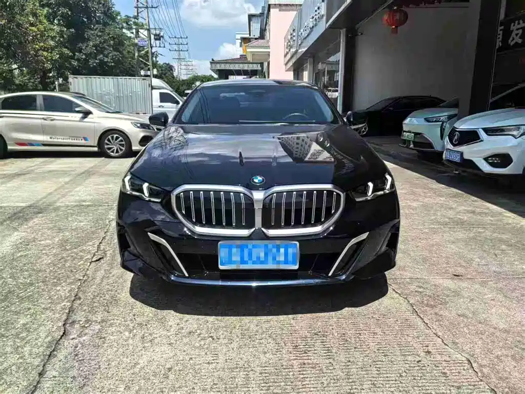 BMW 5 Series 2025 530Li Leading M Sport Package фото 2