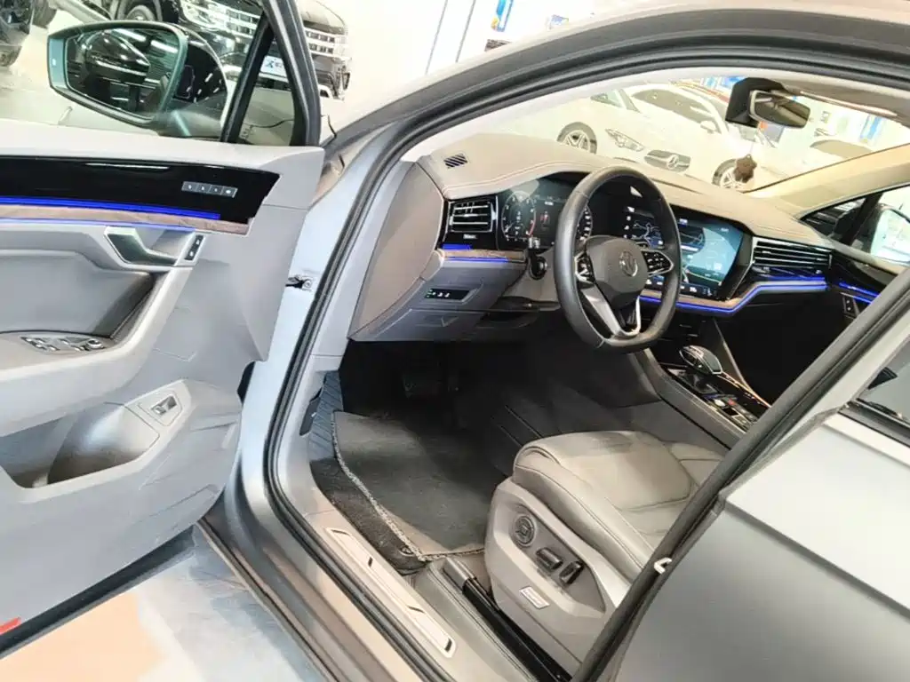 Volkswagen Touareg 2024 2023 3.0TSI R-Line Volcano Rock Paint Sport