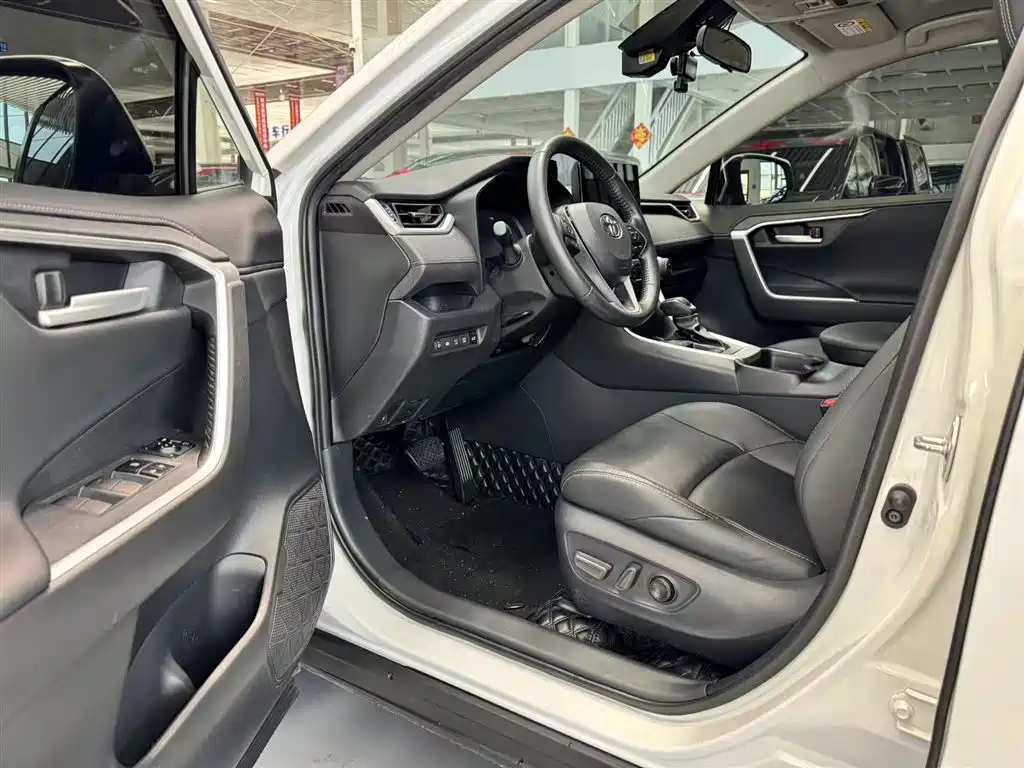 Toyota Wildlander 2023 Hybrid 2.5L E-CVT FWD Luxury PLUS Edition фото 6